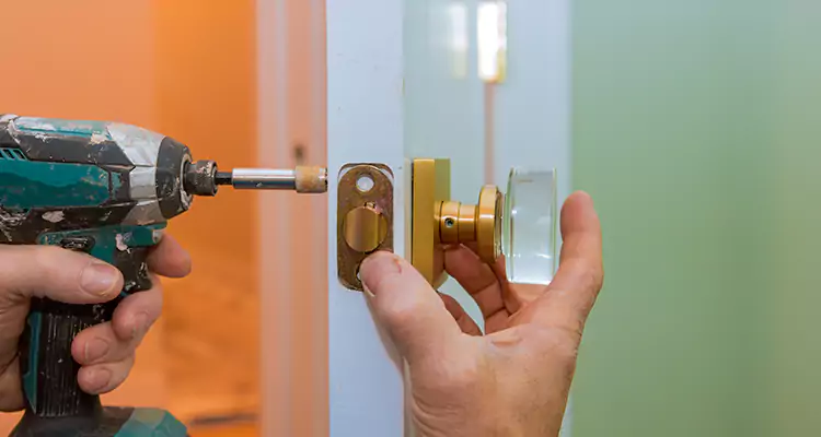 Broken Door Knob Fix in Southchase, FL